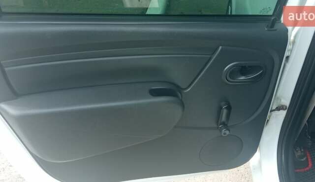 Білий Рено Логан, об'ємом двигуна 1.6 л та пробігом 184 тис. км за 6000 $, фото 22 на Automoto.ua