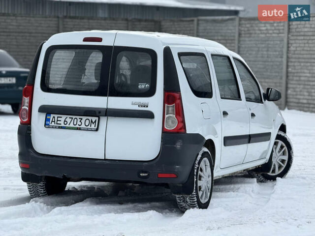 Белый Рено Логан, объемом двигателя 1.6 л и пробегом 219 тыс. км за 4699 $, фото 4 на Automoto.ua