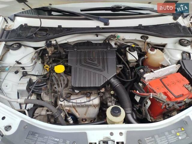 Білий Рено Логан, об'ємом двигуна 1.6 л та пробігом 184 тис. км за 6000 $, фото 12 на Automoto.ua