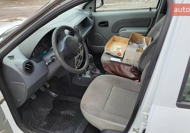 Рено Логан 2012 у Дніпро (Дніпропетровську) на Automoto.ua Білий Рено Логан, об'ємом двигуна 1.6 л та пробігом 300 тис. км за 4950 $, фото 4 на Automoto.ua