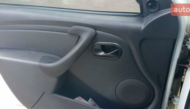 Білий Рено Логан, об'ємом двигуна 1.6 л та пробігом 184 тис. км за 6000 $, фото 19 на Automoto.ua