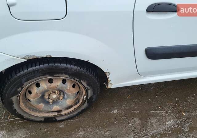 Белый Рено Логан, объемом двигателя 1.6 л и пробегом 300 тыс. км за 4950 $, фото 2 на Automoto.ua