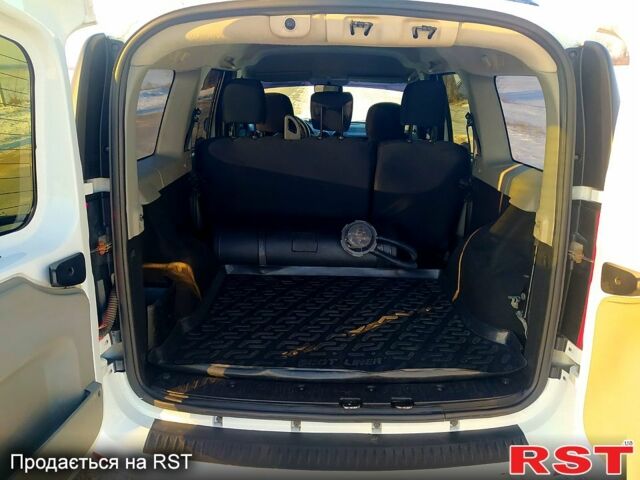 Білий Рено Логан, об'ємом двигуна 1.6 л та пробігом 167 тис. км за 5300 $, фото 8 на Automoto.ua