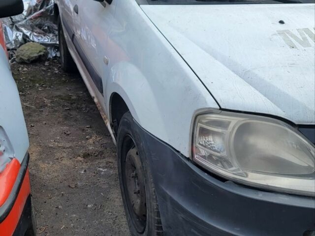 Белый Рено Логан, объемом двигателя 0 л и пробегом 3 тыс. км за 677 $, фото 2 на Automoto.ua