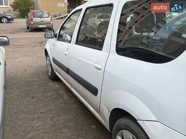 Белый Рено Логан, объемом двигателя 1.6 л и пробегом 423 тыс. км за 4200 $, фото 3 на Automoto.ua