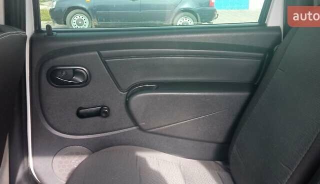 Білий Рено Логан, об'ємом двигуна 1.6 л та пробігом 184 тис. км за 6000 $, фото 23 на Automoto.ua