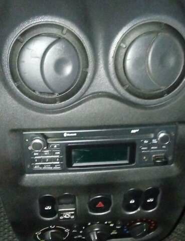 Білий Рено Логан, об'ємом двигуна 1.6 л та пробігом 184 тис. км за 6000 $, фото 27 на Automoto.ua