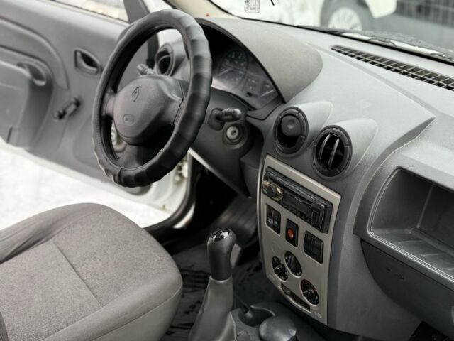 Белый Рено Логан, объемом двигателя 1.6 л и пробегом 219 тыс. км за 5475 $, фото 13 на Automoto.ua