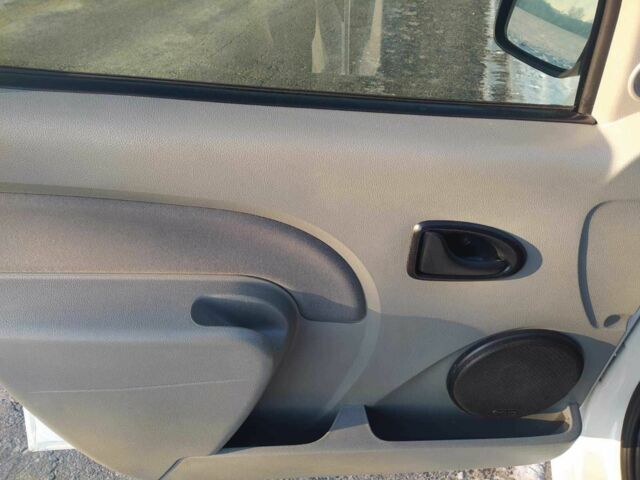 Белый Рено Логан, объемом двигателя 1.6 л и пробегом 167 тыс. км за 5500 $, фото 17 на Automoto.ua