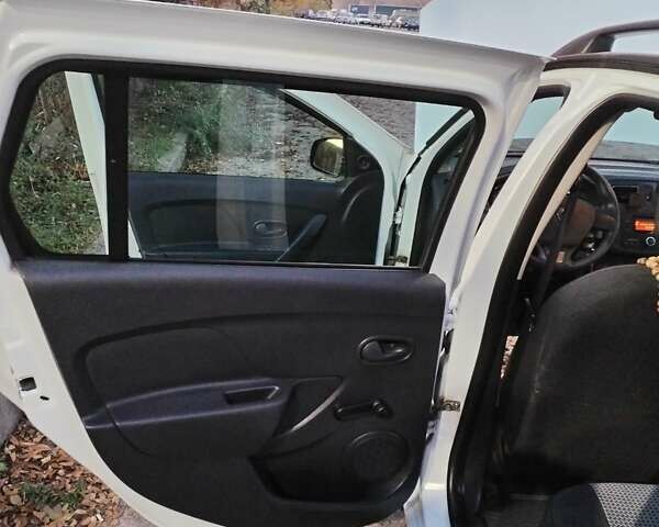 Белый Рено Логан, объемом двигателя 1.15 л и пробегом 93 тыс. км за 7500 $, фото 15 на Automoto.ua