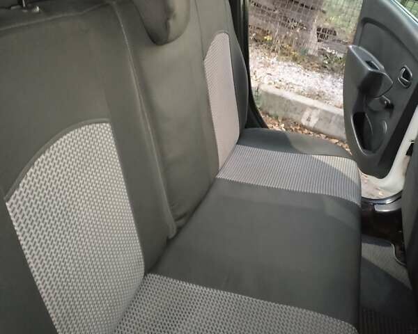 Белый Рено Логан, объемом двигателя 1.15 л и пробегом 93 тыс. км за 7500 $, фото 11 на Automoto.ua