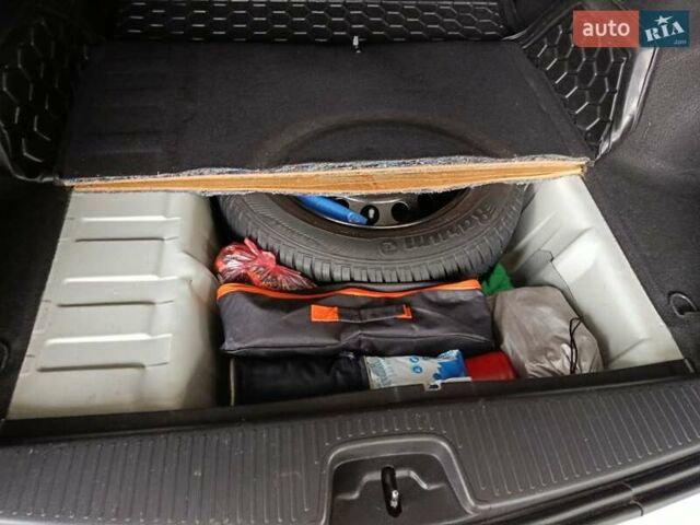 Рено Логан 2014 в Никополе на Automoto.ua Белый Рено Логан, объемом двигателя 1.46 л и пробегом 170 тыс. км за 8700 $, фото 17 на Automoto.ua