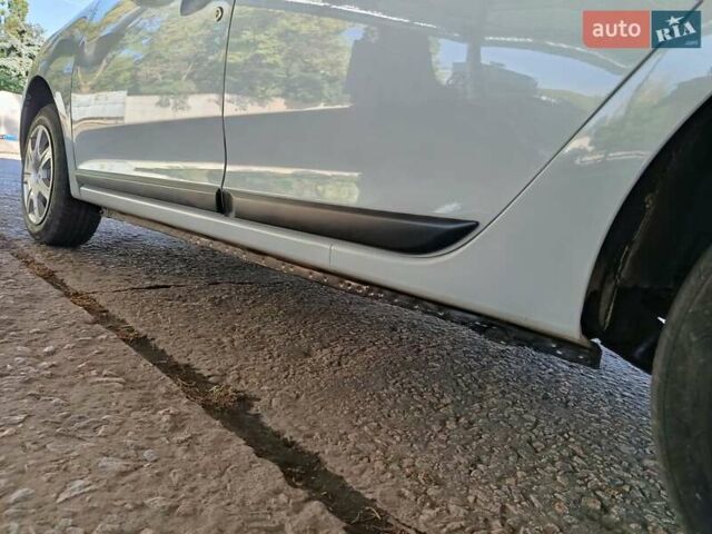 Рено Логан 2014 в Никополе на Automoto.ua Белый Рено Логан, объемом двигателя 1.46 л и пробегом 170 тыс. км за 8700 $, фото 3 на Automoto.ua