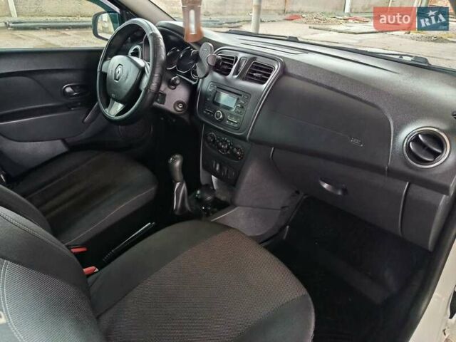 Рено Логан 2014 в Никополе на Automoto.ua Белый Рено Логан, объемом двигателя 1.46 л и пробегом 170 тыс. км за 8700 $, фото 16 на Automoto.ua