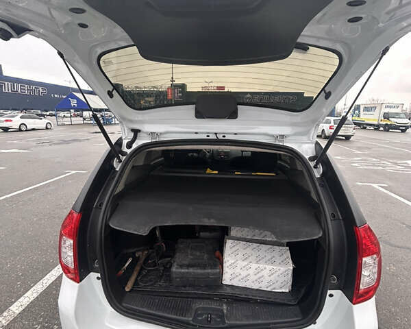 Белый Рено Логан, объемом двигателя 1.5 л и пробегом 238 тыс. км за 6400 $, фото 13 на Automoto.ua