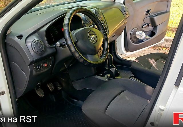 Білий Рено Логан, об'ємом двигуна 1.1 л та пробігом 178 тис. км за 4100 $, фото 3 на Automoto.ua