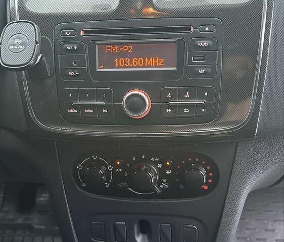 Белый Рено Логан, объемом двигателя 1.5 л и пробегом 73 тыс. км за 9700 $, фото 13 на Automoto.ua