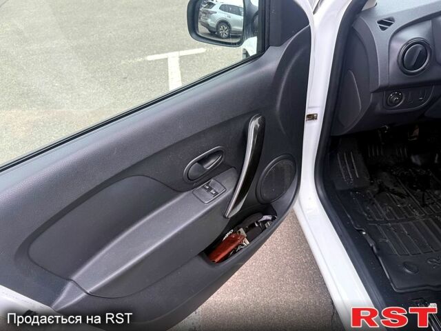 Білий Рено Логан, об'ємом двигуна 1.5 л та пробігом 292 тис. км за 7500 $, фото 12 на Automoto.ua