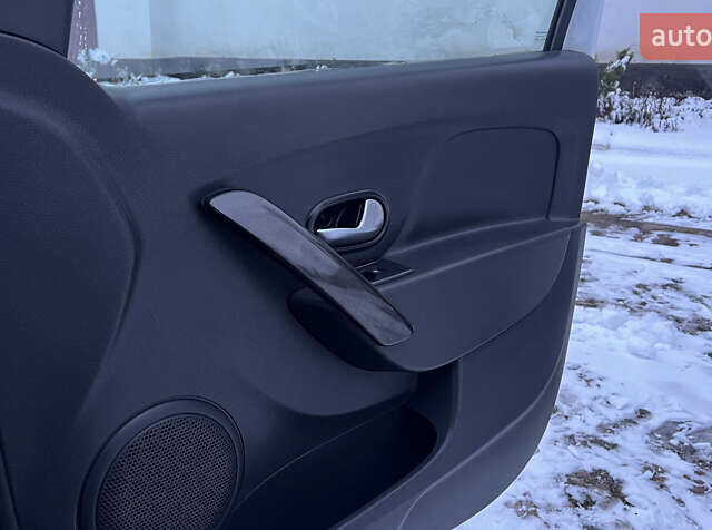 Білий Рено Логан, об'ємом двигуна 1.46 л та пробігом 70 тис. км за 10500 $, фото 26 на Automoto.ua