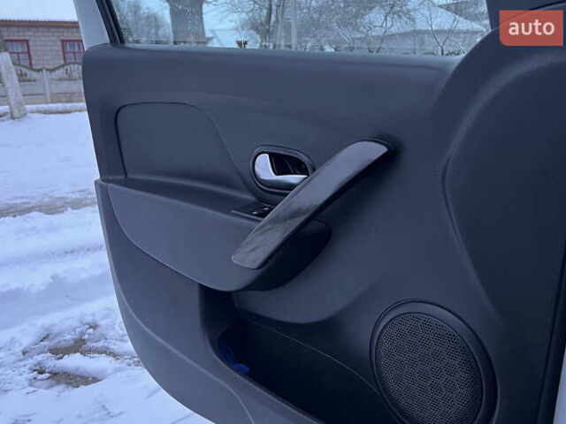 Білий Рено Логан, об'ємом двигуна 1.46 л та пробігом 70 тис. км за 10500 $, фото 25 на Automoto.ua