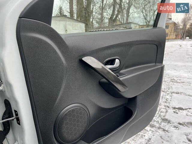 Білий Рено Логан, об'ємом двигуна 1.46 л та пробігом 70 тис. км за 10200 $, фото 35 на Automoto.ua