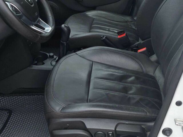 Белый Рено Логан, объемом двигателя 1.5 л и пробегом 75 тыс. км за 9999 $, фото 6 на Automoto.ua