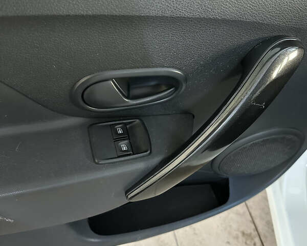 Білий Рено Логан, об'ємом двигуна 1.46 л та пробігом 152 тис. км за 9300 $, фото 11 на Automoto.ua