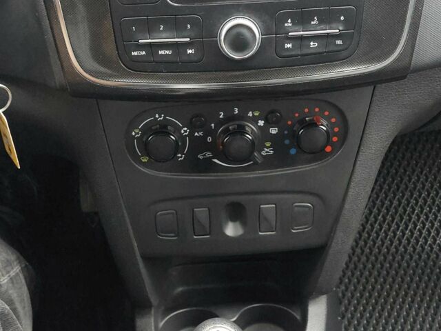 Белый Рено Логан, объемом двигателя 1.5 л и пробегом 75 тыс. км за 9999 $, фото 5 на Automoto.ua