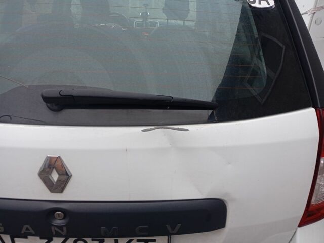 Белый Рено Логан, объемом двигателя 1.5 л и пробегом 200 тыс. км за 8048 $, фото 5 на Automoto.ua