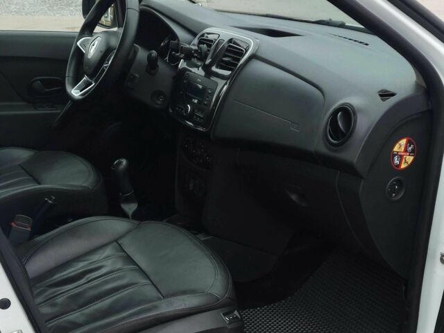 Белый Рено Логан, объемом двигателя 1.5 л и пробегом 75 тыс. км за 9999 $, фото 7 на Automoto.ua