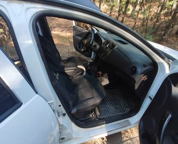 Белый Рено Логан, объемом двигателя 0.9 л и пробегом 82 тыс. км за 9500 $, фото 15 на Automoto.ua