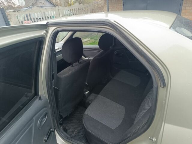 Бежевый Рено Логан, объемом двигателя 1.4 л и пробегом 180 тыс. км за 4600 $, фото 13 на Automoto.ua