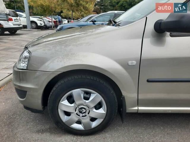 Бежевий Рено Логан, об'ємом двигуна 1.39 л та пробігом 171 тис. км за 3950 $, фото 4 на Automoto.ua