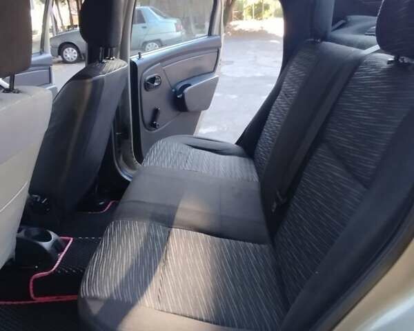 Бежевый Рено Логан, объемом двигателя 1.4 л и пробегом 241 тыс. км за 4600 $, фото 4 на Automoto.ua