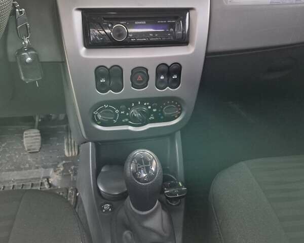 Бежевый Рено Логан, объемом двигателя 1.39 л и пробегом 85 тыс. км за 5250 $, фото 13 на Automoto.ua