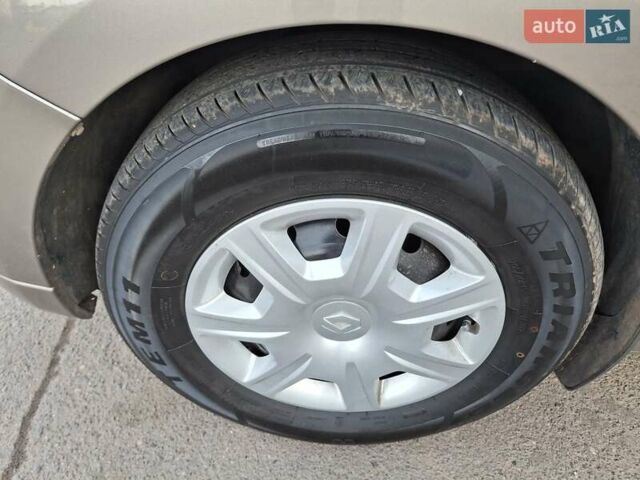 Бежевый Рено Логан, объемом двигателя 1.15 л и пробегом 25 тыс. км за 7499 $, фото 26 на Automoto.ua