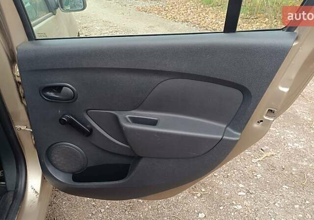 Бежевий Рено Логан, об'ємом двигуна 1.46 л та пробігом 72 тис. км за 12000 $, фото 10 на Automoto.ua