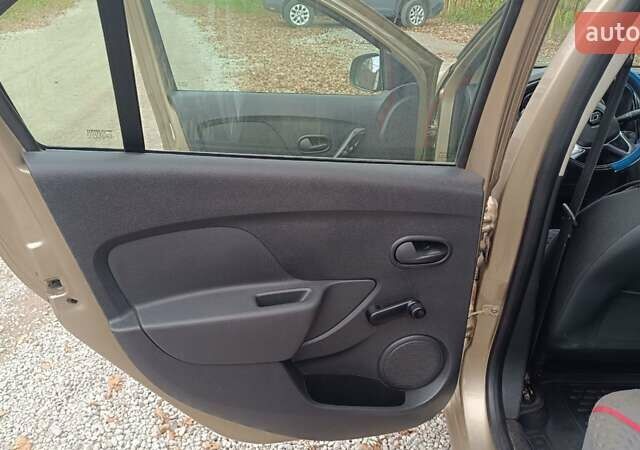 Бежевий Рено Логан, об'ємом двигуна 1.46 л та пробігом 72 тис. км за 12000 $, фото 6 на Automoto.ua