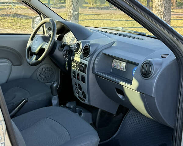 Бежевый Рено Логан, объемом двигателя 1.6 л и пробегом 186 тыс. км за 5200 $, фото 9 на Automoto.ua