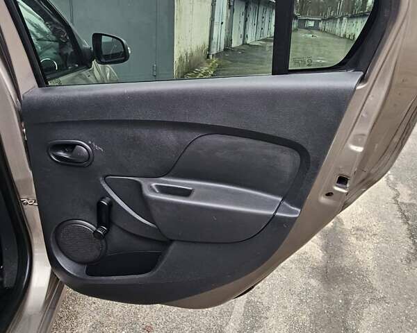 Бежевый Рено Логан, объемом двигателя 1.46 л и пробегом 178 тыс. км за 3700 $, фото 16 на Automoto.ua