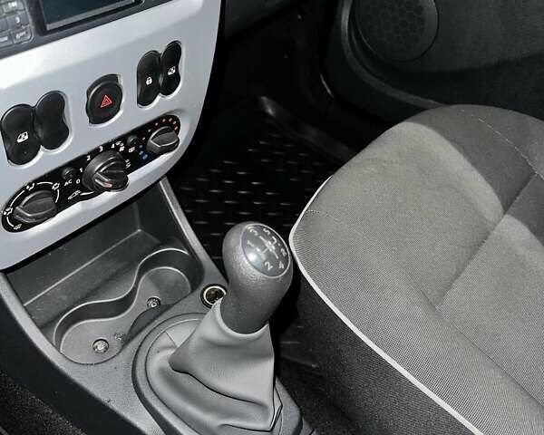 Черный Рено Логан, объемом двигателя 1.39 л и пробегом 149 тыс. км за 5200 $, фото 12 на Automoto.ua