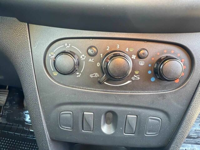 Черный Рено Логан, объемом двигателя 1.5 л и пробегом 213 тыс. км за 6300 $, фото 8 на Automoto.ua