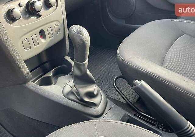 Рено Логан 2017 у Києві на Automoto.ua Коричневий Рено Логан, об'ємом двигуна 1.15 л та пробігом 91 тис. км за 7490 $, фото 20 на Automoto.ua