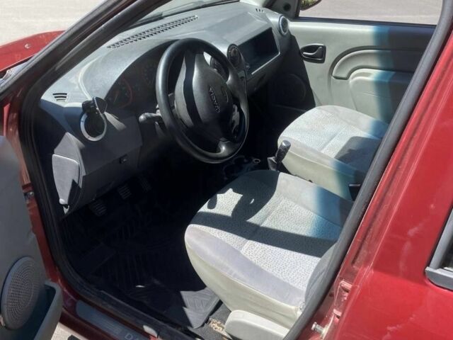 Красный Рено Логан, объемом двигателя 1.4 л и пробегом 300 тыс. км за 3000 $, фото 5 на Automoto.ua