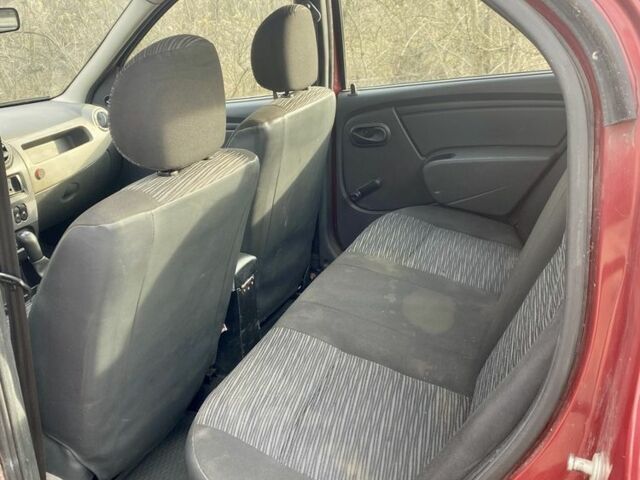 Красный Рено Логан, объемом двигателя 1.4 л и пробегом 179 тыс. км за 1850 $, фото 7 на Automoto.ua