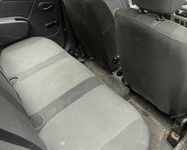 Рено Логан 2011 у Києві на Automoto.ua Червоний Рено Логан, об'ємом двигуна 1.6 л та пробігом 103 тис. км за 3000 $, фото 5 на Automoto.ua