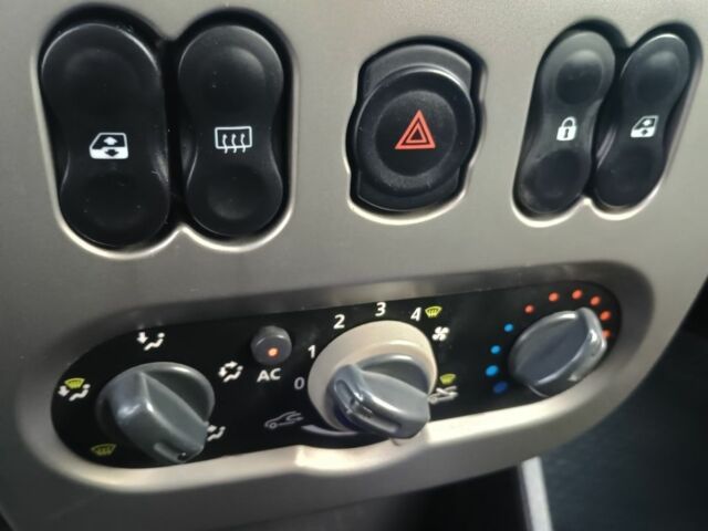 Красный Рено Логан, объемом двигателя 0 л и пробегом 131 тыс. км за 6500 $, фото 11 на Automoto.ua