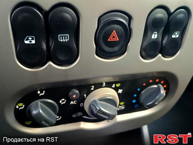 Красный Рено Логан, объемом двигателя 1.4 л и пробегом 130 тыс. км за 6450 $, фото 6 на Automoto.ua