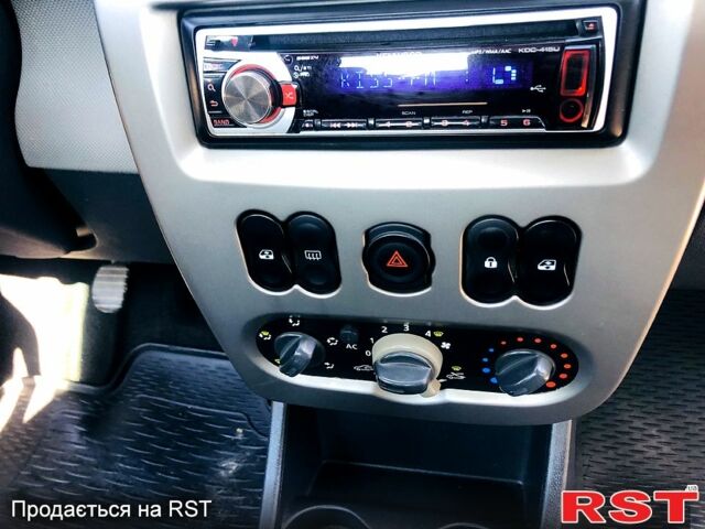 Красный Рено Логан, объемом двигателя 1.4 л и пробегом 189 тыс. км за 3850 $, фото 6 на Automoto.ua