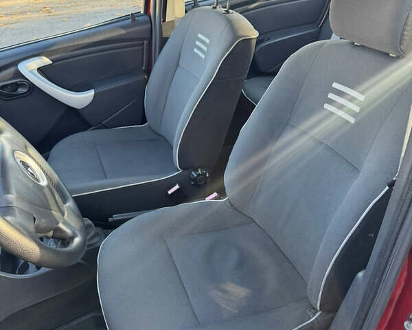 Червоний Рено Логан, об'ємом двигуна 1.6 л та пробігом 192 тис. км за 4200 $, фото 16 на Automoto.ua